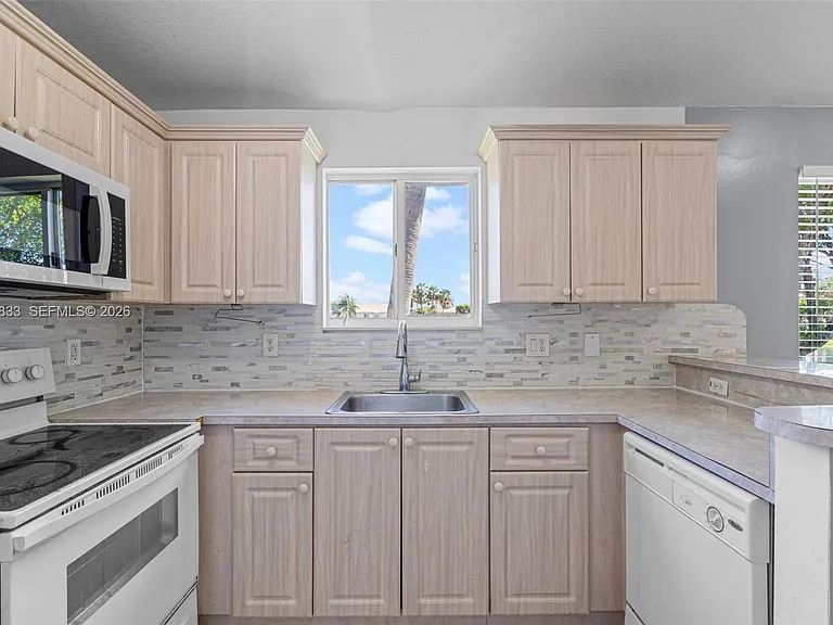 1261 SE 27th St #201 — Photo 16