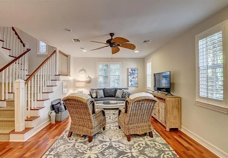 306 E Mallory Cir — Photo 14
