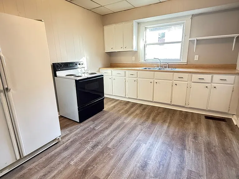 208 Oakland St — Photo 9