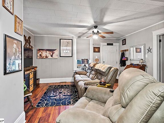 4th image of 103 Davis St