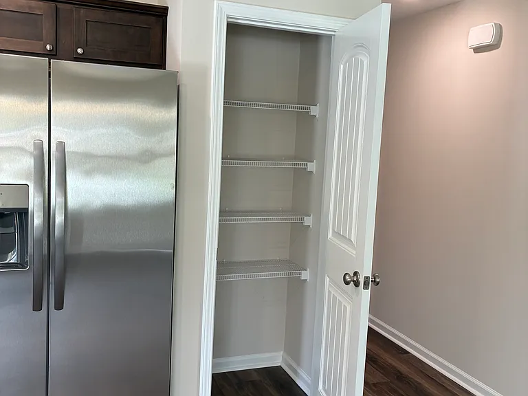 103 Continental Dr — Photo 5