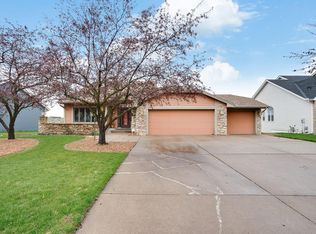 2470 Schadt Dr E, Maplewood, MN 55119