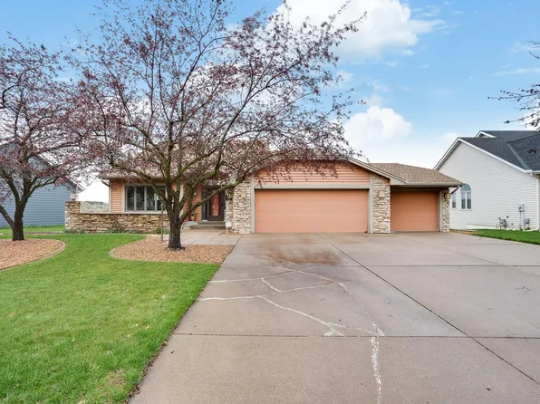 2470 Schadt Dr E, Maplewood, MN 55119