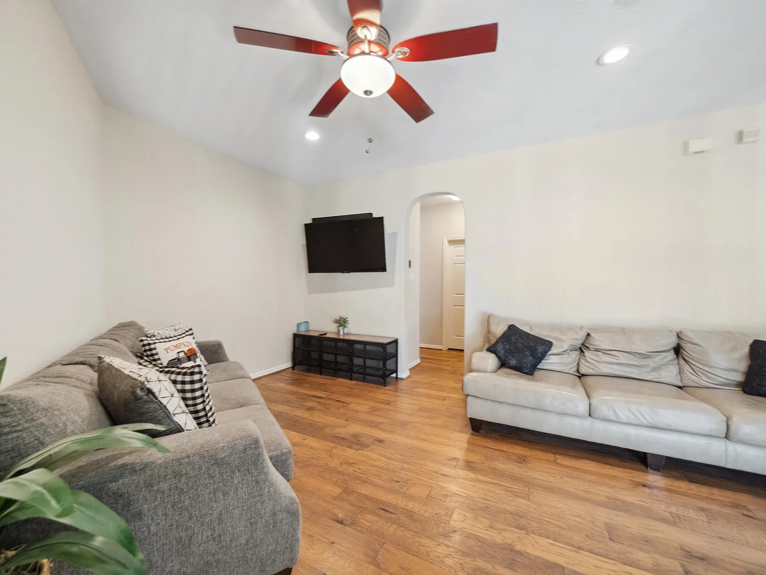 4 bed, 3.5 bath, 3982 sqft, $1,819 — Photo 3
