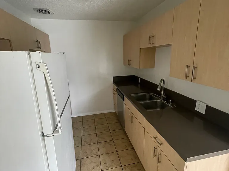 1560 N Laurel Ave — Photo 9