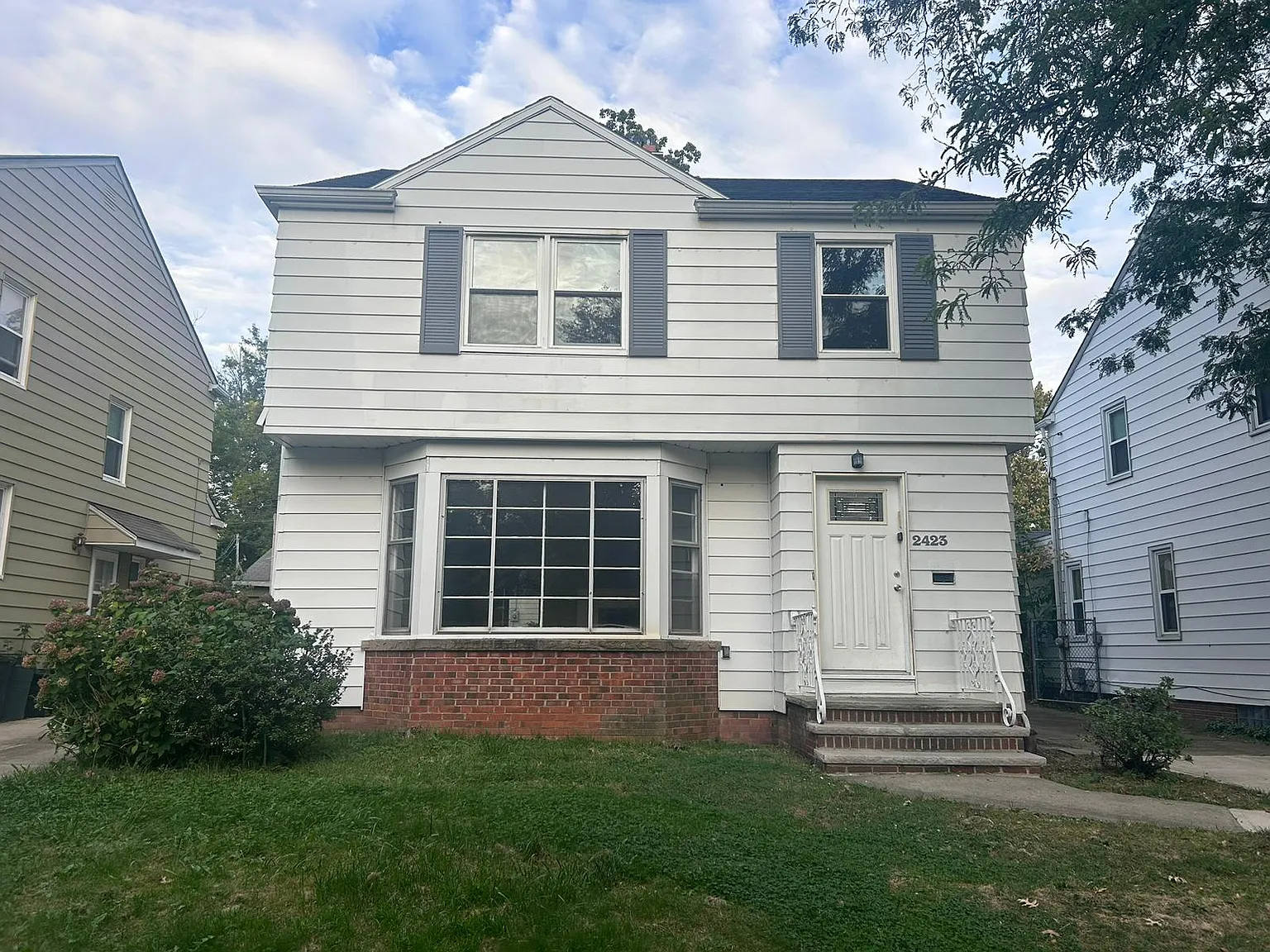 2423 Laurelhurst Rd photo 1