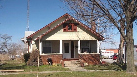 1st image of 204 W Oak St