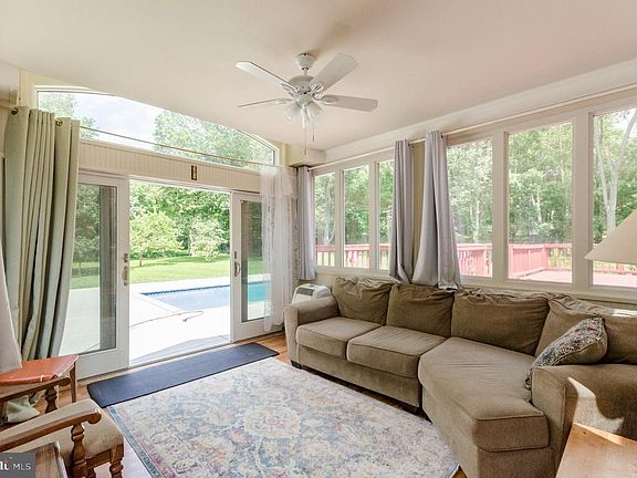 5th image of 887 Woodbury Dr
