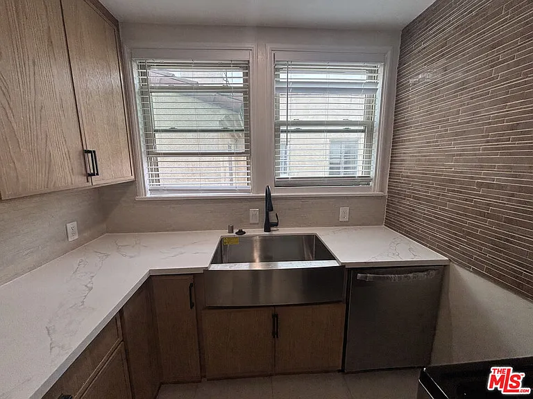 947 S Bedford St — Photo 10