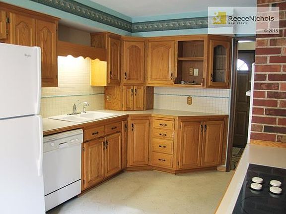 Well laid-out space; perfect for several cooks!