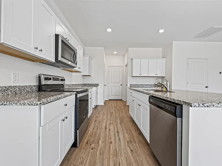 654 Amesbury Rd — Photo 16