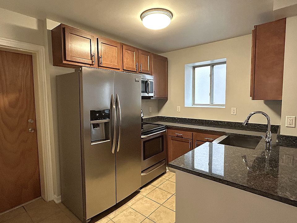 Gorgeous Gourmet kitchen w/ stainless appliances, granite countertops and beautiful cabinetry