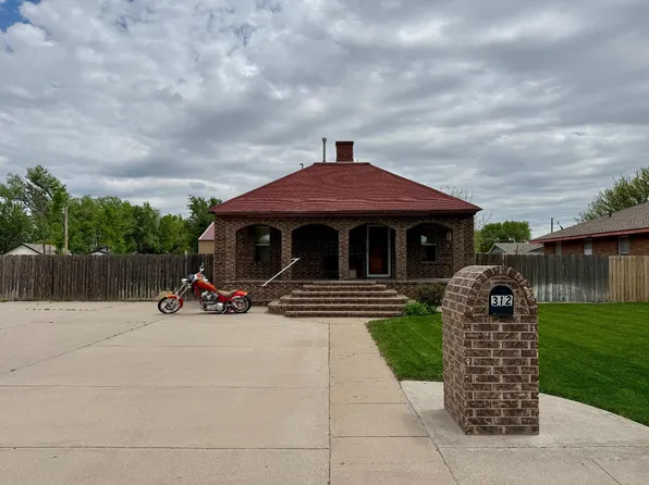 312 N College St, Ulysses, KS 67880