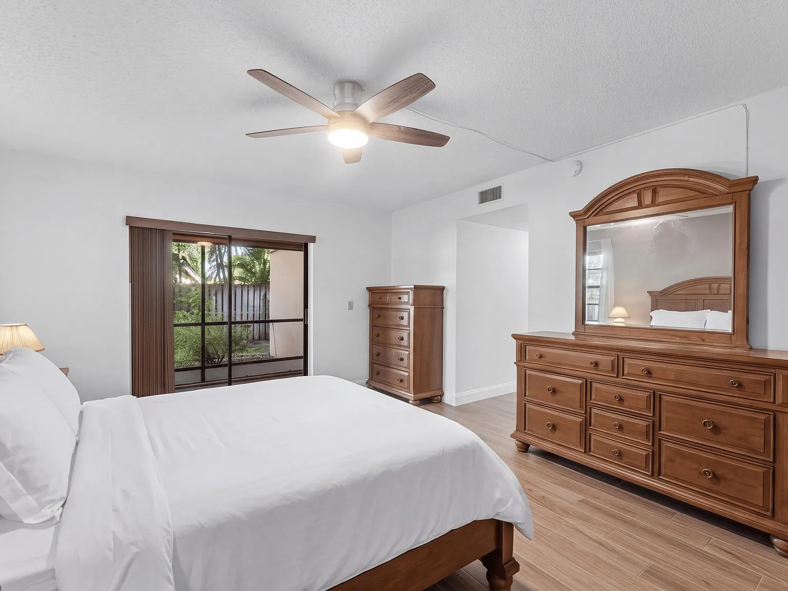 3 bed, 2.0 bath, 1468 sqft, $4,350 — Photo 2