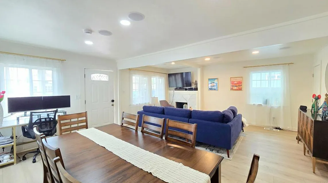 2 bed, 950 sqft, $3,645 — Photo 2