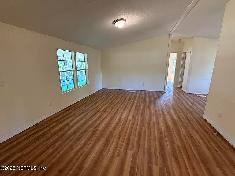 101 Nancy Dr — Photo 2