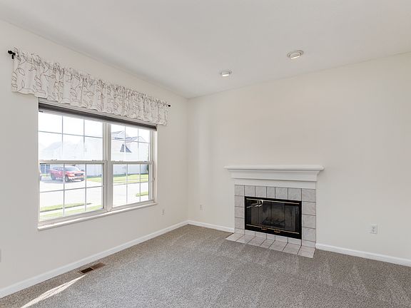 5th image of 44 Carriage Lake Dr