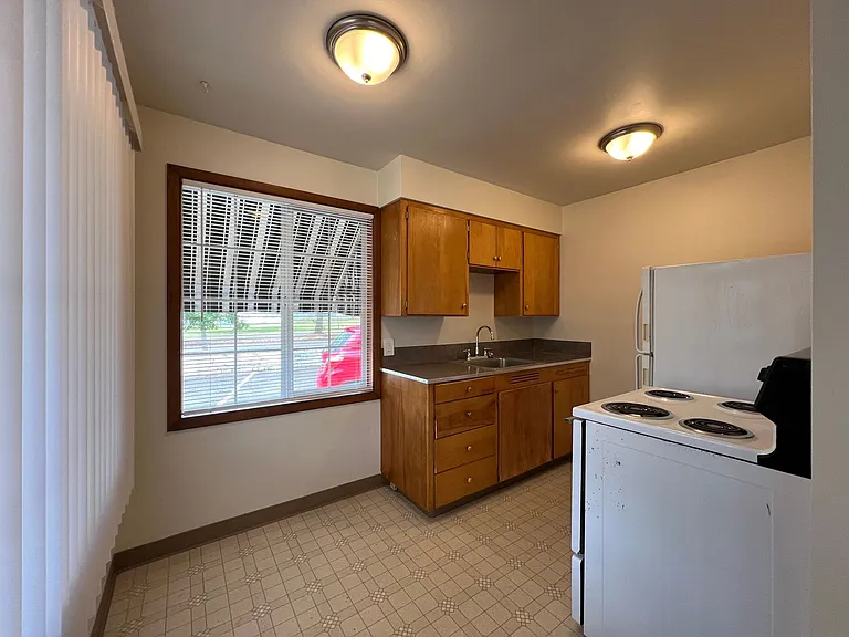 W1319 - Hudson's Bay Court — Photo 4