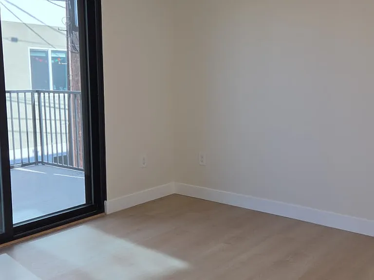 1070 Masselin Ave #1/2 — Photo 12