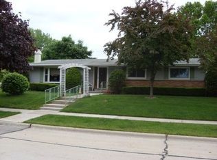 1401 Lee Cir, Manitowoc, WI 54220