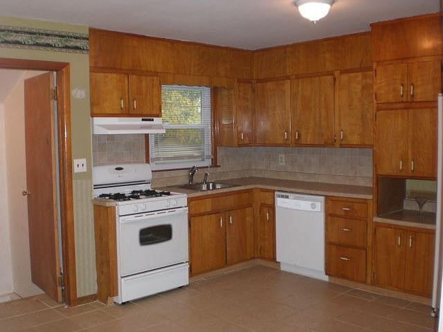 2nd image of 52 Goodrich St