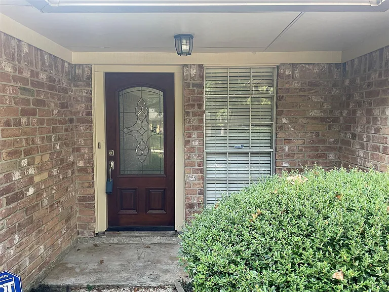 3310 Glen Spring Dr — Photo 2