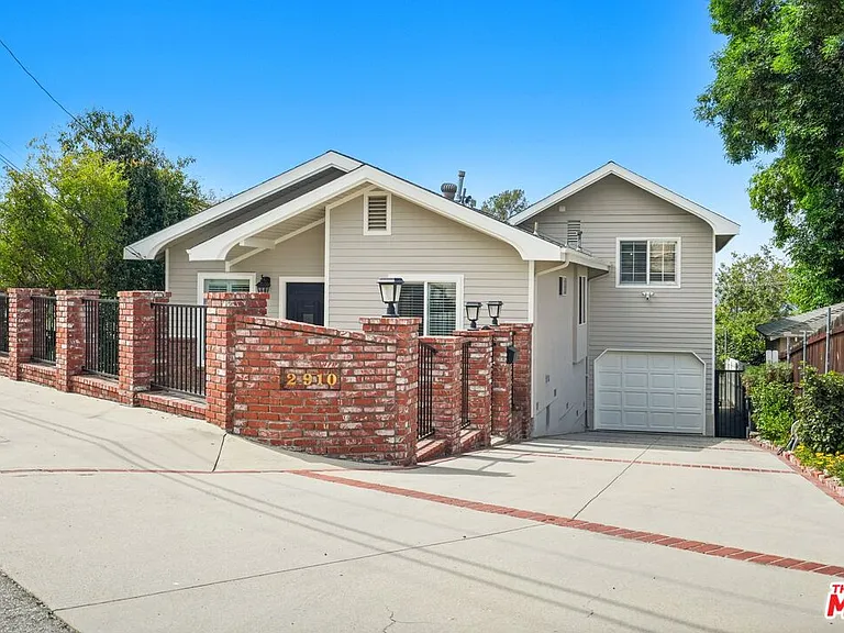 2910 Santa Carlotta St — Photo 2