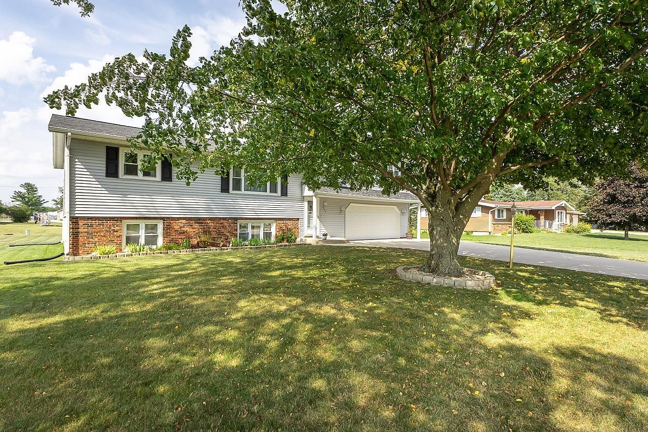 104 Crescent Dr, Manchester, IA 52057 Zillow