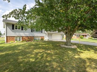 104 Crescent Dr, Manchester, IA 52057