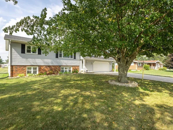 104 Crescent Dr, Manchester, IA 52057