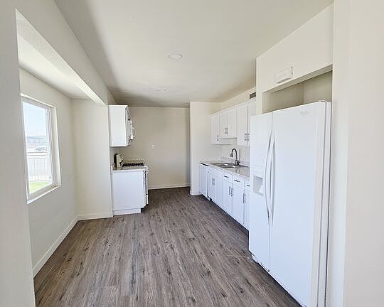 3rd image of 807 Rose Ave
