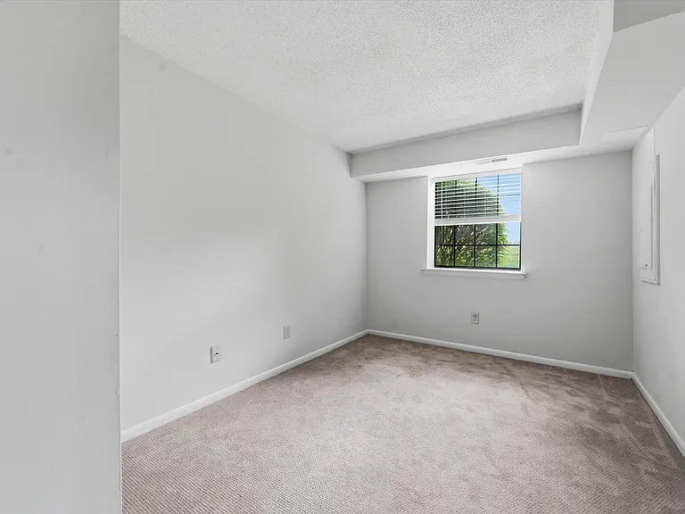 2402 Pond View Dr — Photo 10