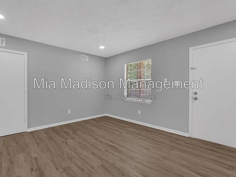 111 E Mell St #16 — Photo 17