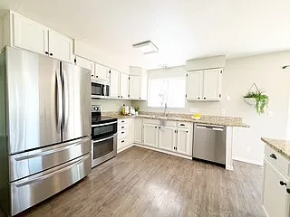 450 NE Riverhill Dr — Photo 17