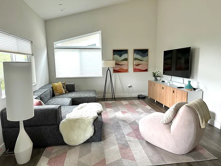 533 N Cloverdale Blvd — Photo 4