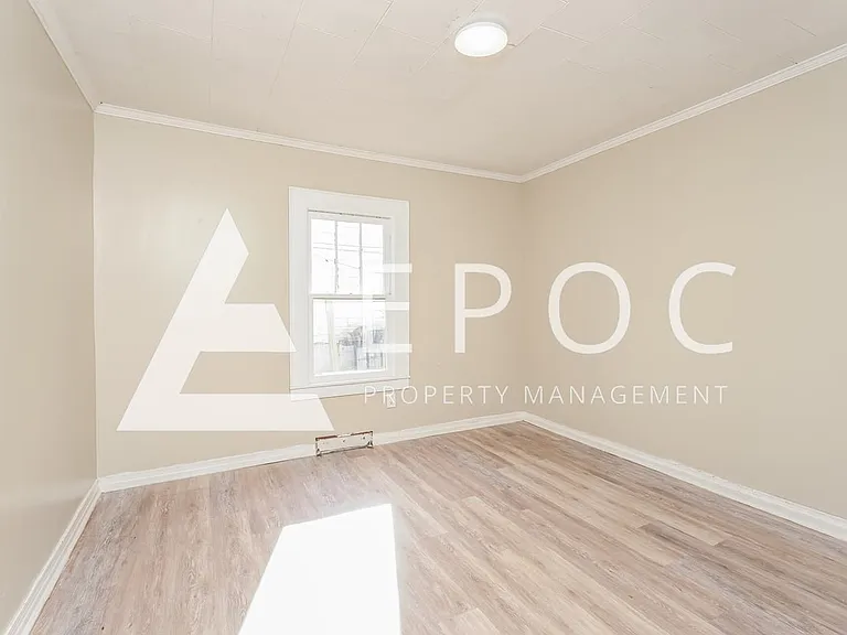 1136 W Green St — Photo 12