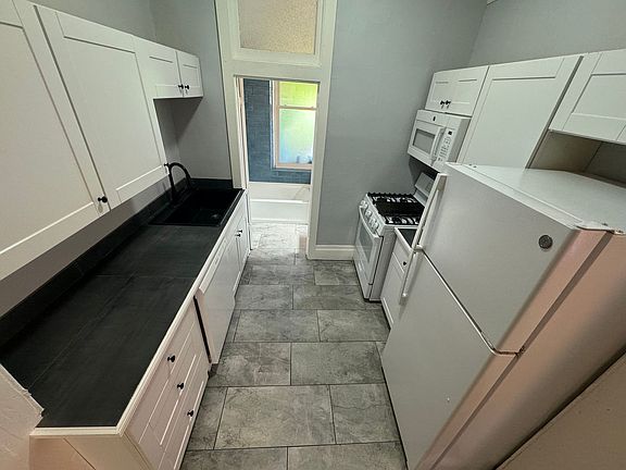 2nd image of 132 B St APT 1