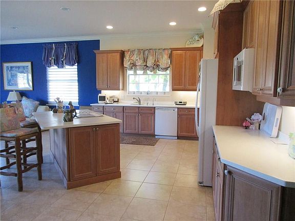 3rd image of 920 Saint James Ln