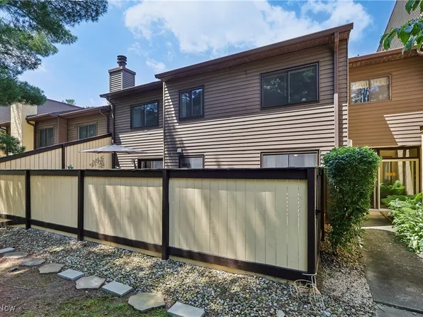 595 Hampton Ridge Dr, Akron, OH 44313