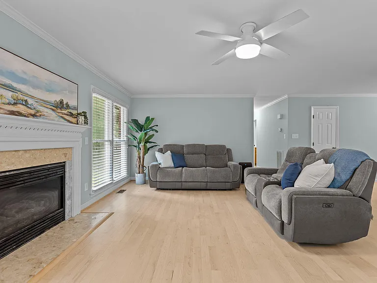 109 Oaklake Ct — Photo 4