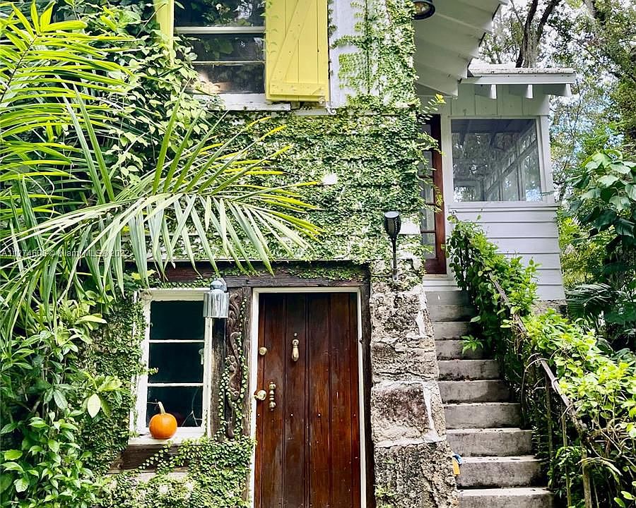 1st image of 10005 Banyan Dr
