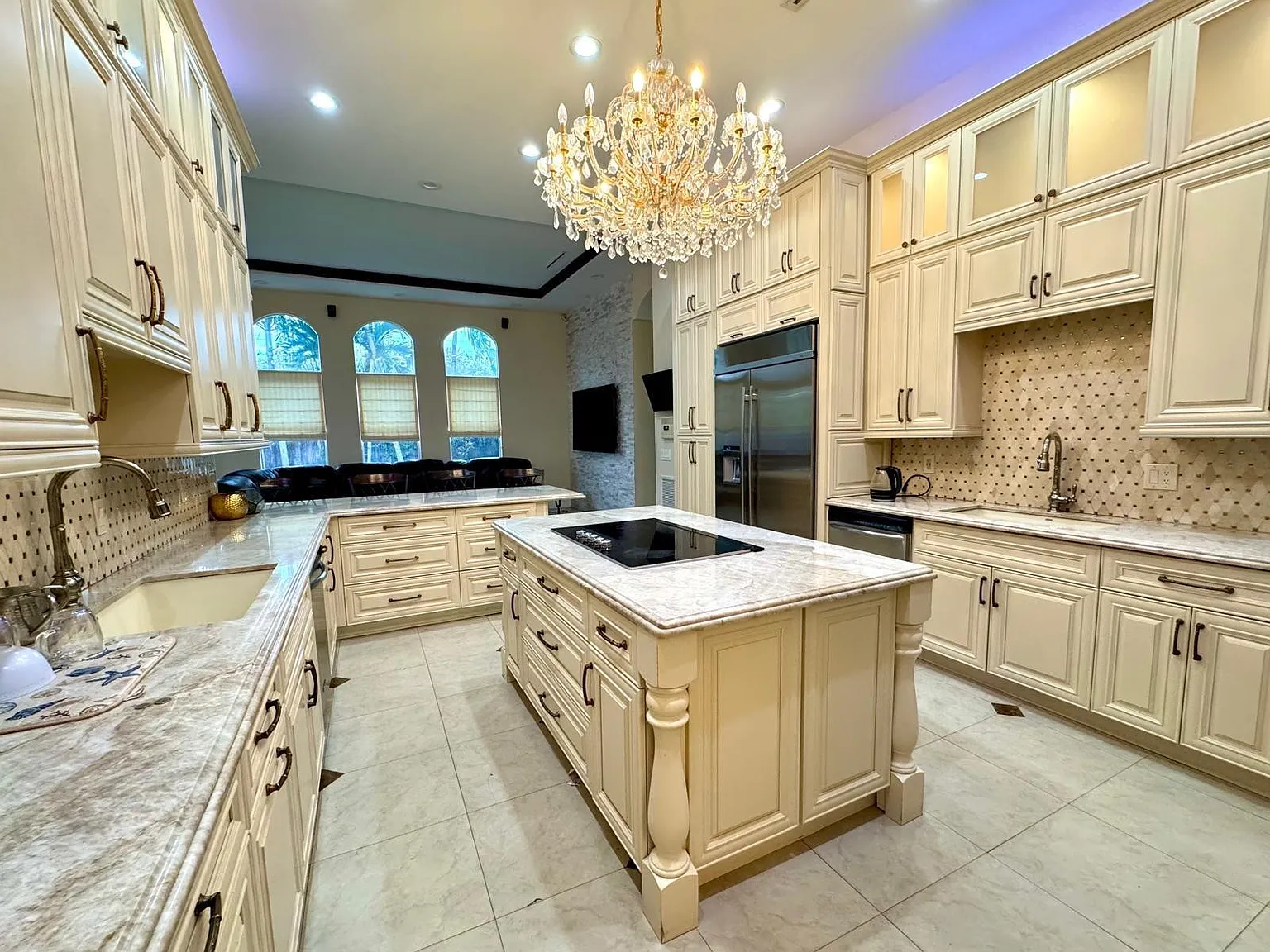5 bed, 5.0 bath, 4243 sqft, $10,500 — Photo 4