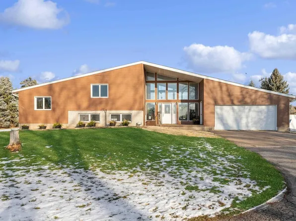 925 E Lincoln Rd, Eldridge, IA 52748