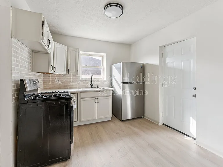 415 Simpson Ave — Photo 7