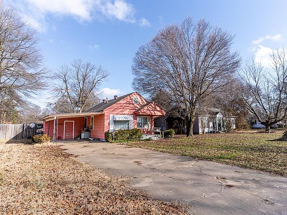 4th image of 704 W Hardin St