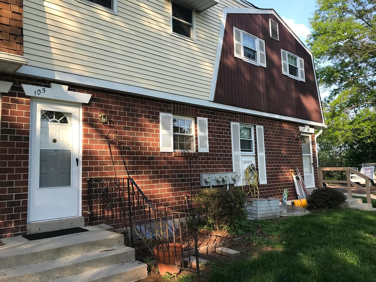 Building Photo - 105 Village Ln