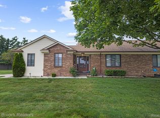 34373 W Gardenia Dr, Fraser, MI 48026