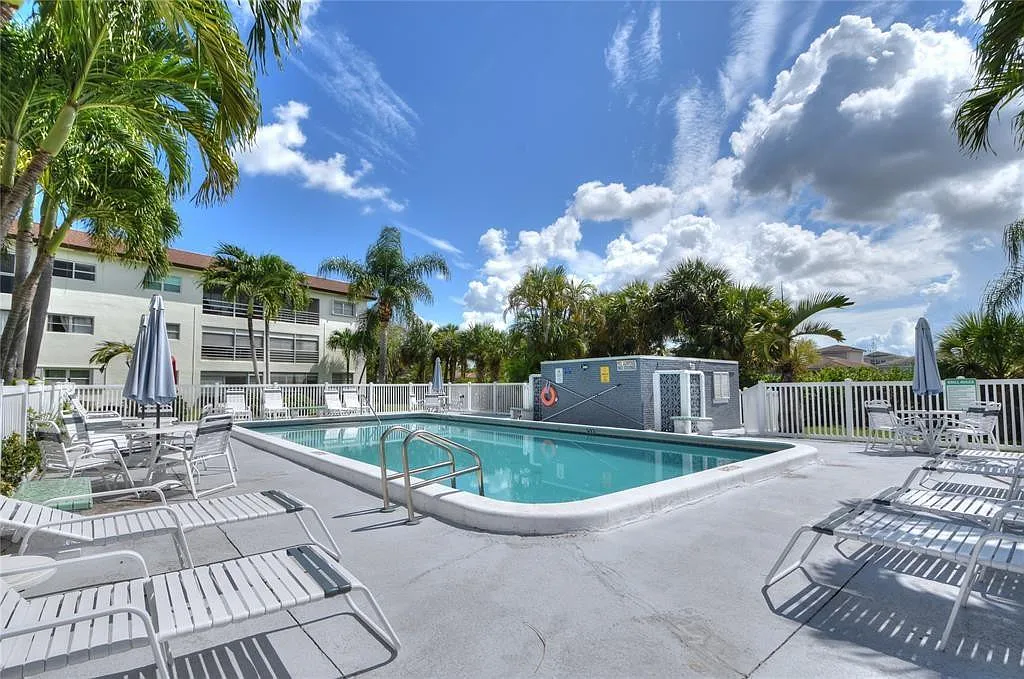 1 bed, 1.5 bath, 840 sqft, $1,695 — Photo 2