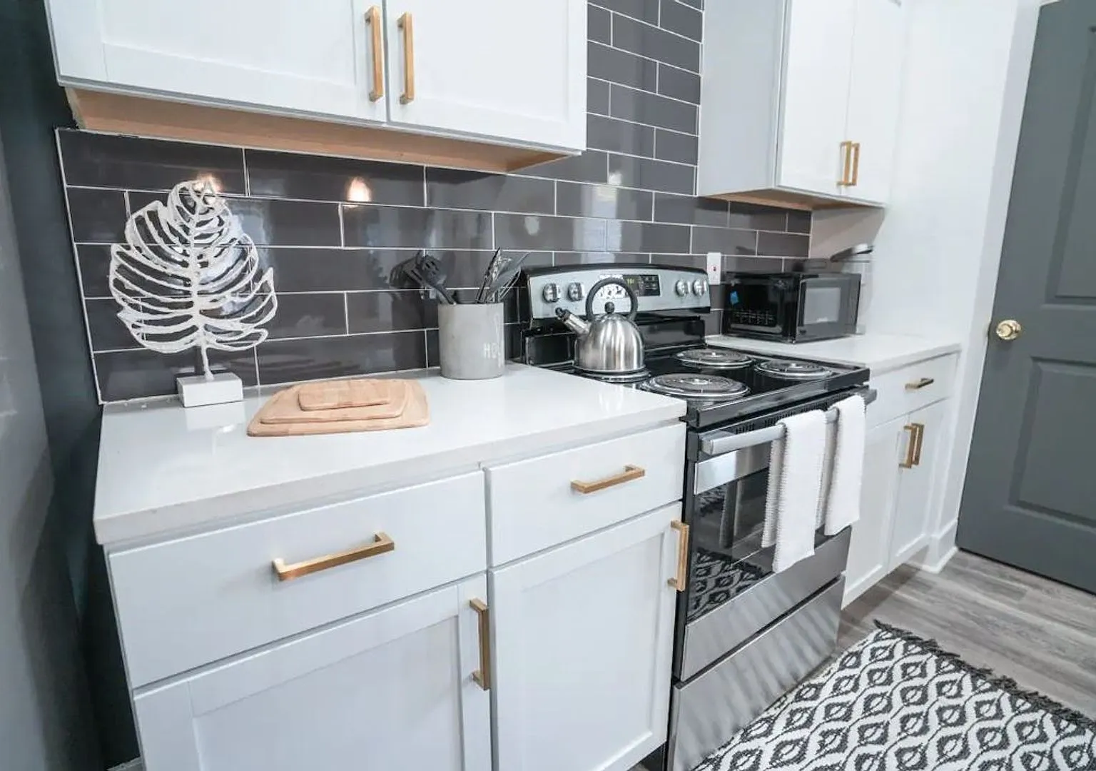 Sophisticated Whittier Street Sanctuary: Designer 3Bed, 3Bath Home with 2Car Garage — Photo 3
