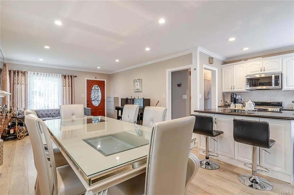 3 bed, 1.5 bath, 1300 sqft, $3,995 — Photo 4